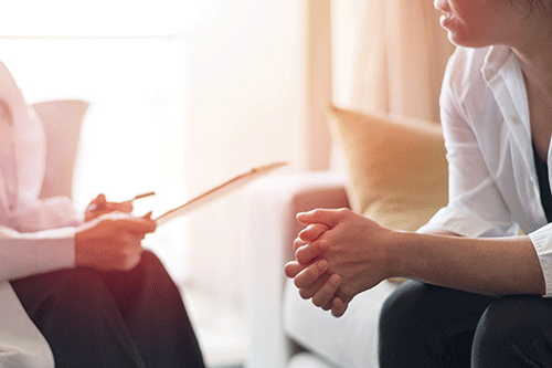 therapist discussing the advantages of an opioid addiction treatment center with client