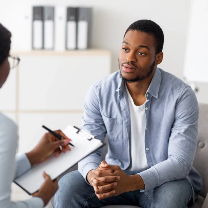 A person meets with a dual diagnosis therapist for treatment.